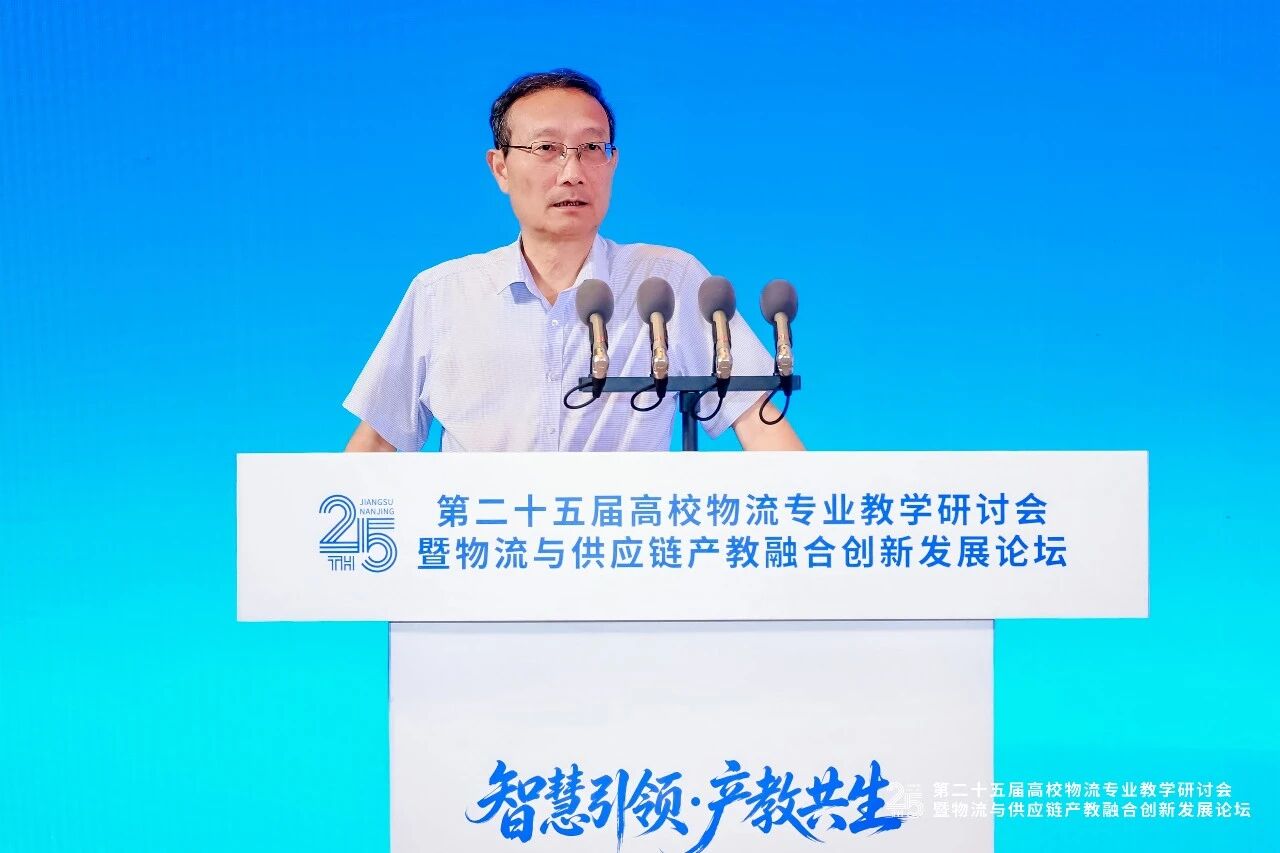 Chairman Huang Youfang delivers a keynote speech
